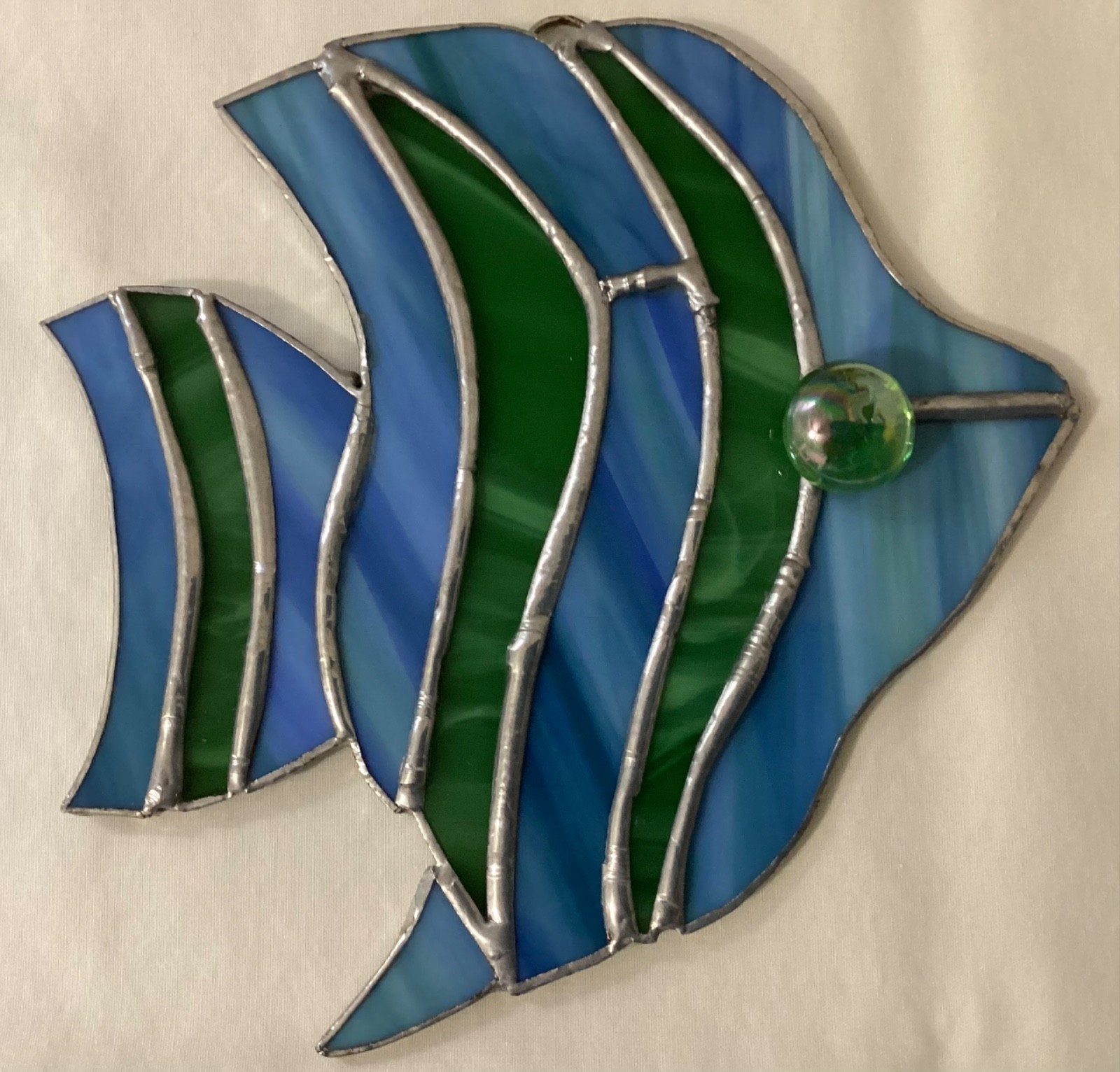 STAINED GLASS HANDCRAFTED GREEN AND BLUE STRIPED FISH GREEN EYE 5.25”X 5.5” NEW