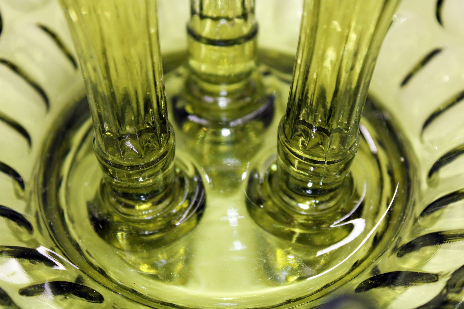 Vintage FENTON Colonial Green Thumbprint 4-Piece Epergne #4401 – 3 Horns