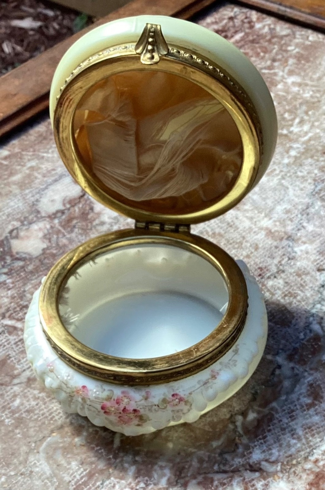 Beautiful Handpainted Wavecrest CF Monroe Box 4.00″ D, 3.50″ H