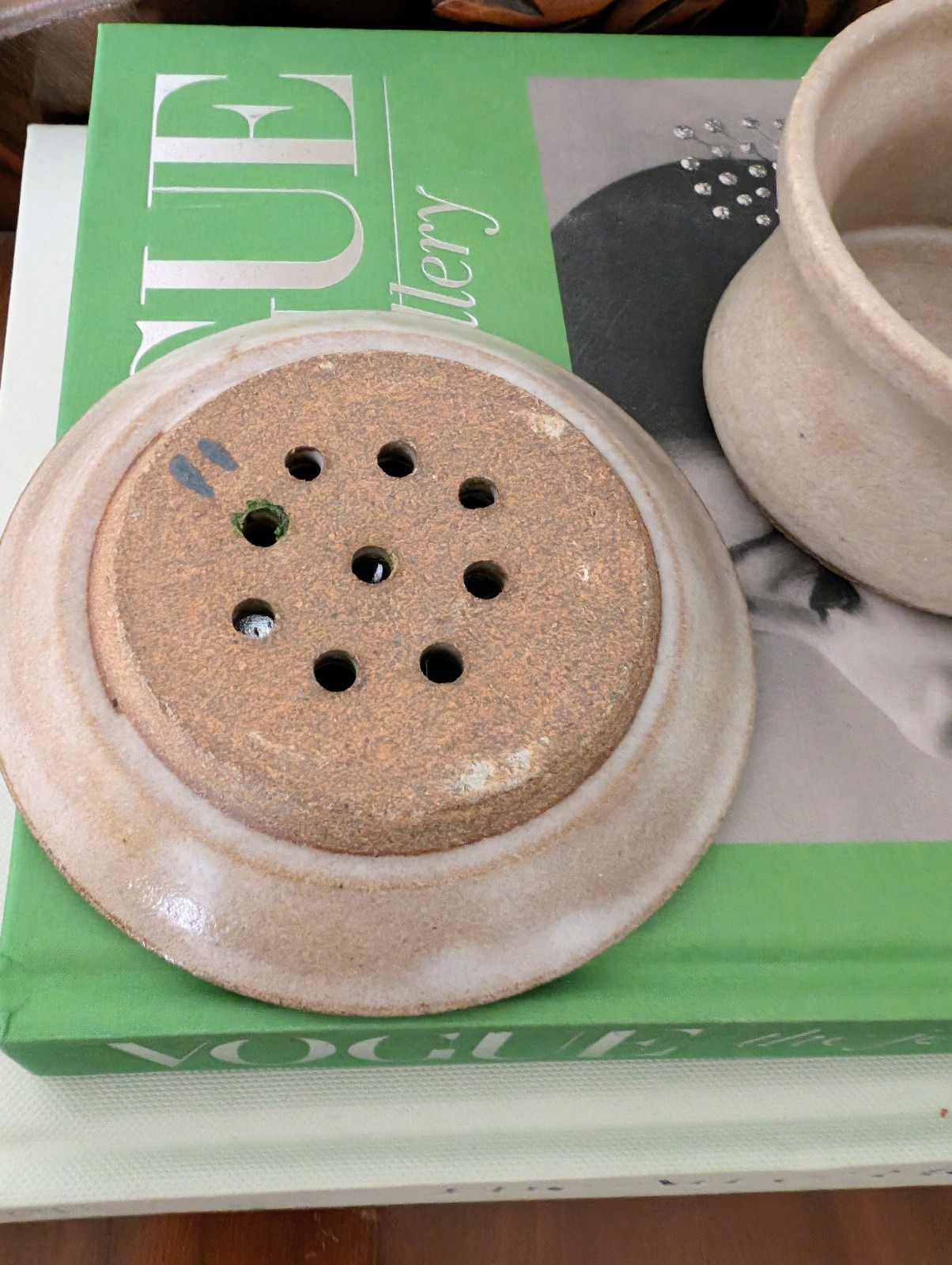 🤍 1970s Flower Vase And Frog Stoneware Studio Pottery Speckled 70s