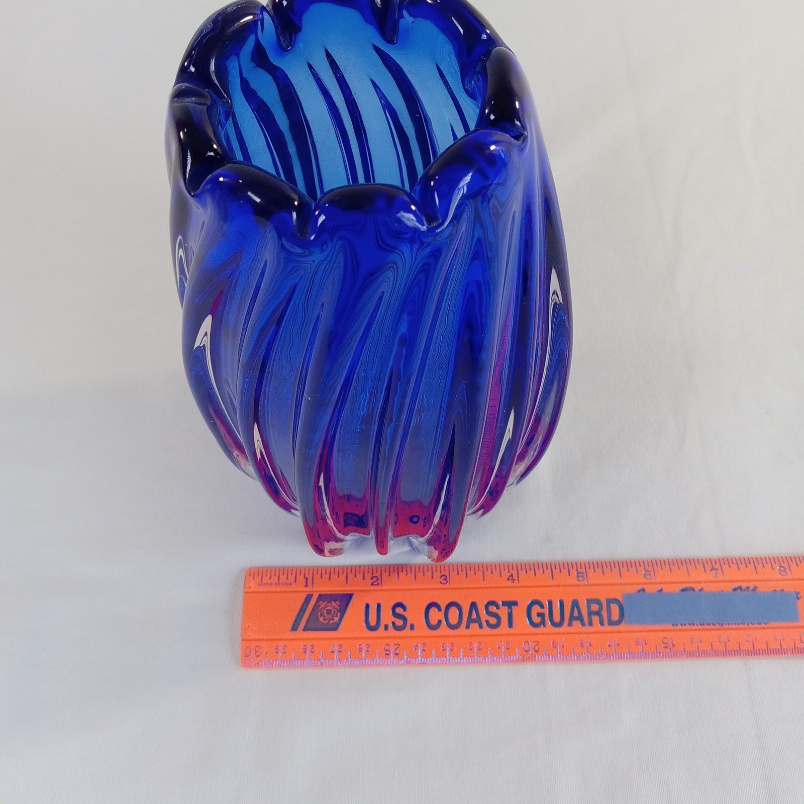 Stunning Cobalt Blue Art Glass Vase Heavy Ribbed Swirl Scalloped Rim 7.75″ Tall