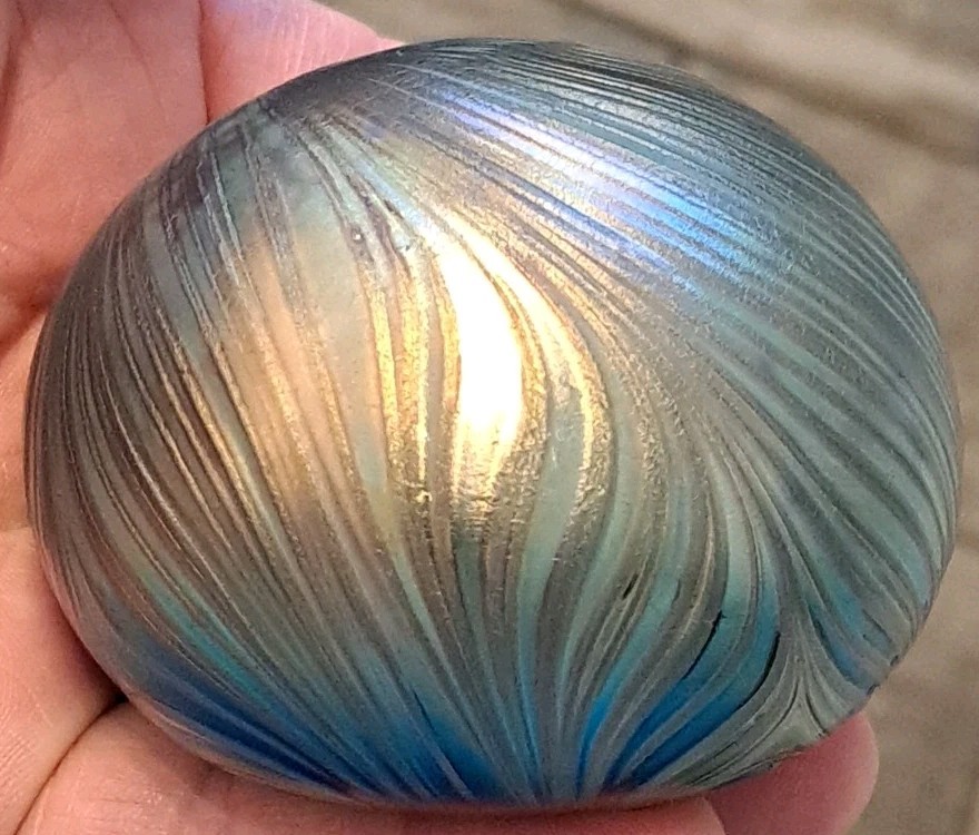 VINTAGE Signed Dan Sweaney Blue Gold Iridescent Art Glass 3 1/8 Paperweight 2004