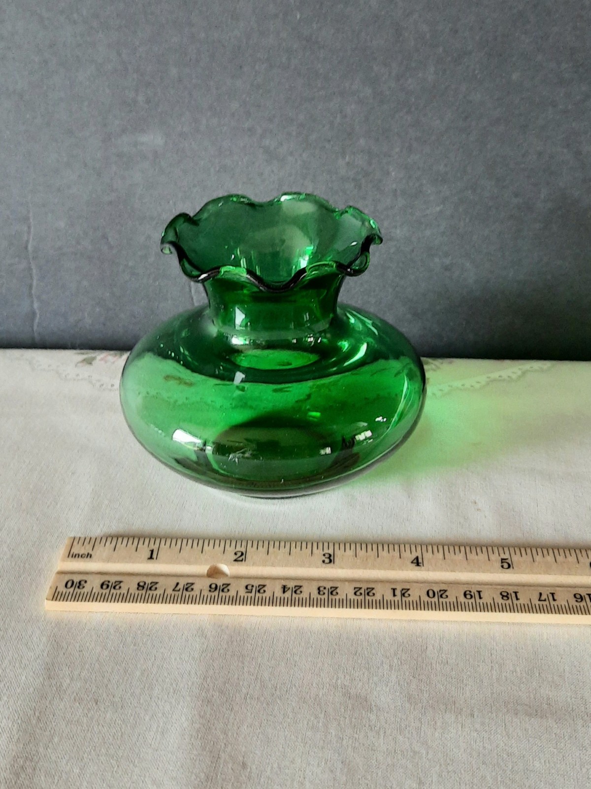 Green Glass Decorative Vase Ruffled Pattern Approx 4″ x 5″ Glossy Finish