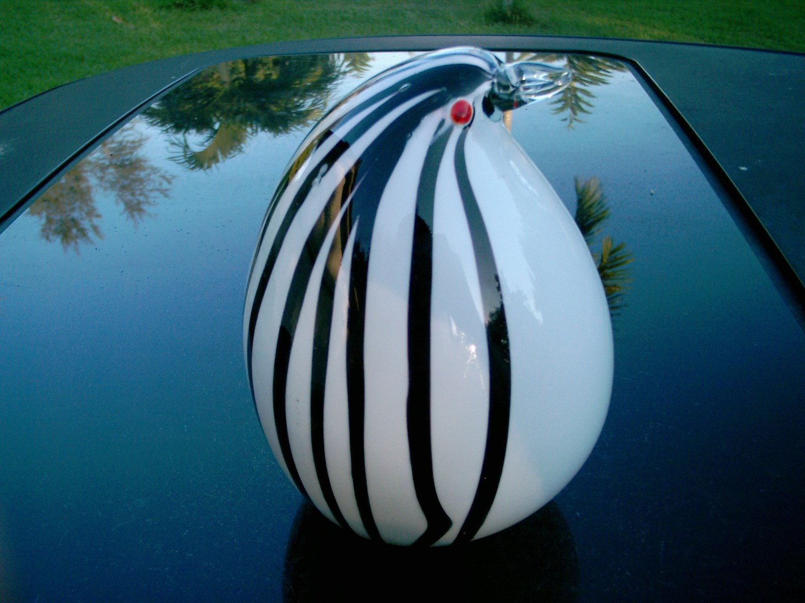 VINTAGE HAND BLOWN BLACK, WHITE & CLEAR RED EYES PENGUIN ART GLASS FIGURINE