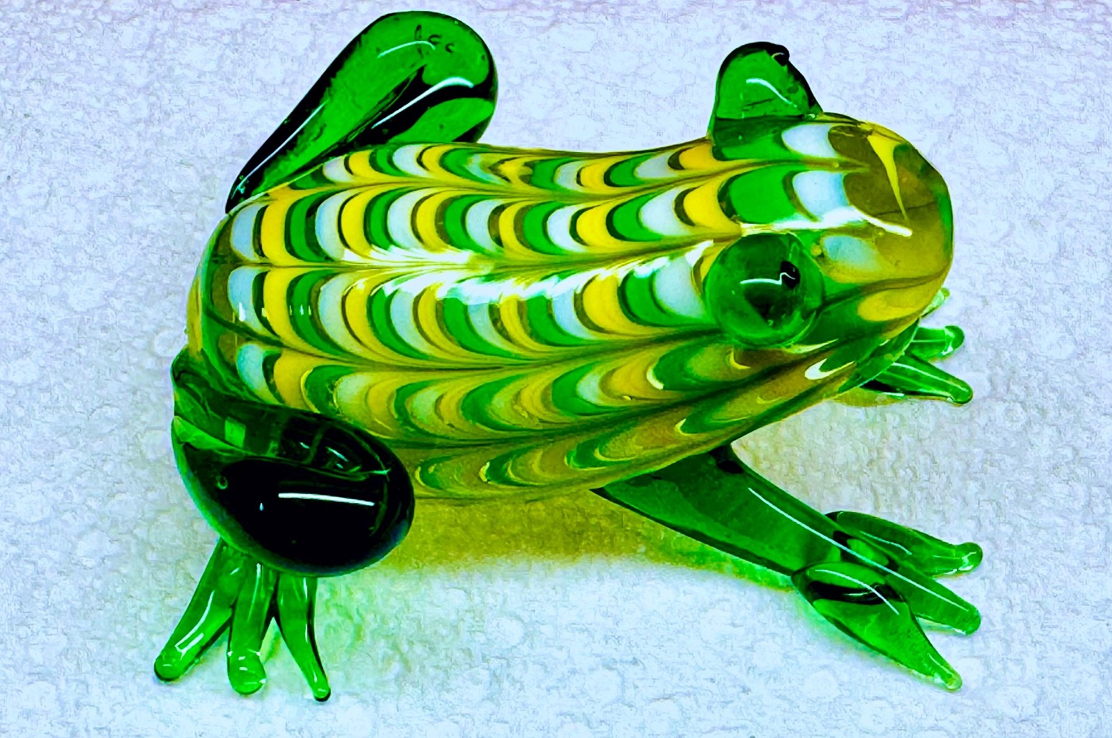 ART GLASS ~ LUCKY FROG Hand Blown Figurine / Paperweight 3″ L x 1.5″ T x 2.25″ w