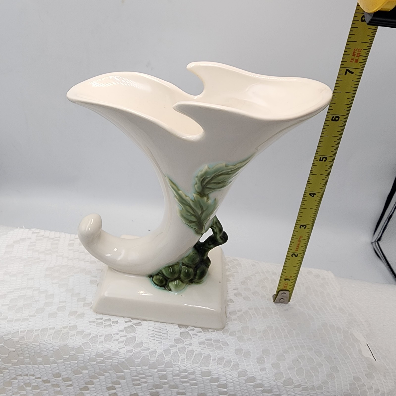 Beautiful Tokay USA Grapevine Cornucopia Vase 6.5 In High Vintage
