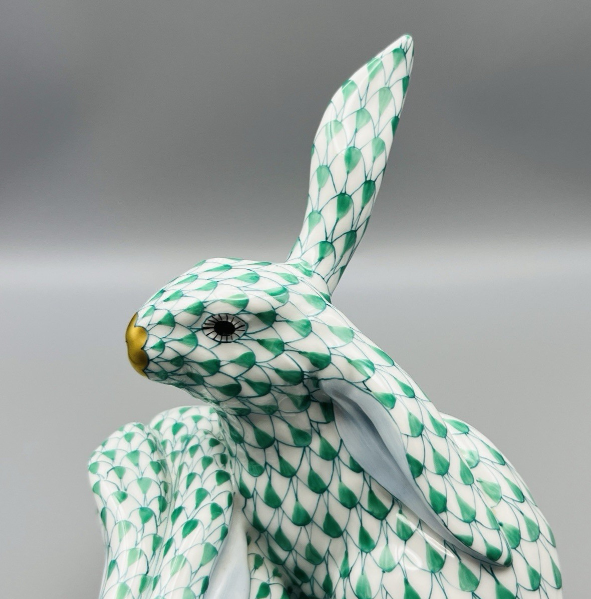 Herend Figurine larger Bunny / Rabbit Pair – Green Fishnet