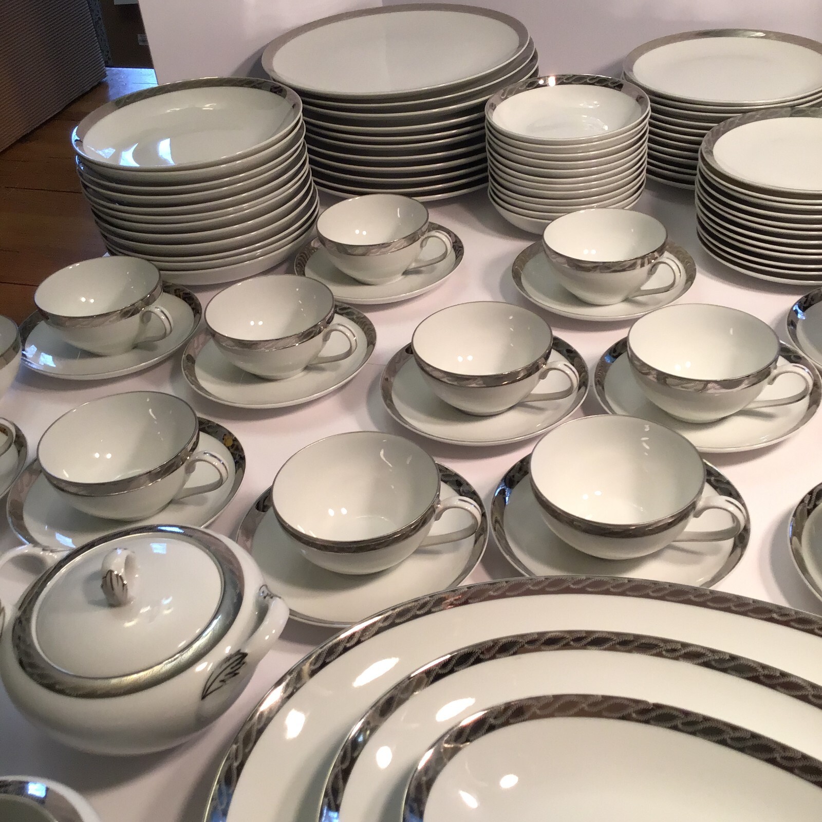 Fukagawa Arita Japan #917 Hand-Painted 94 Pc Dinnerware Set Service for 12 Set