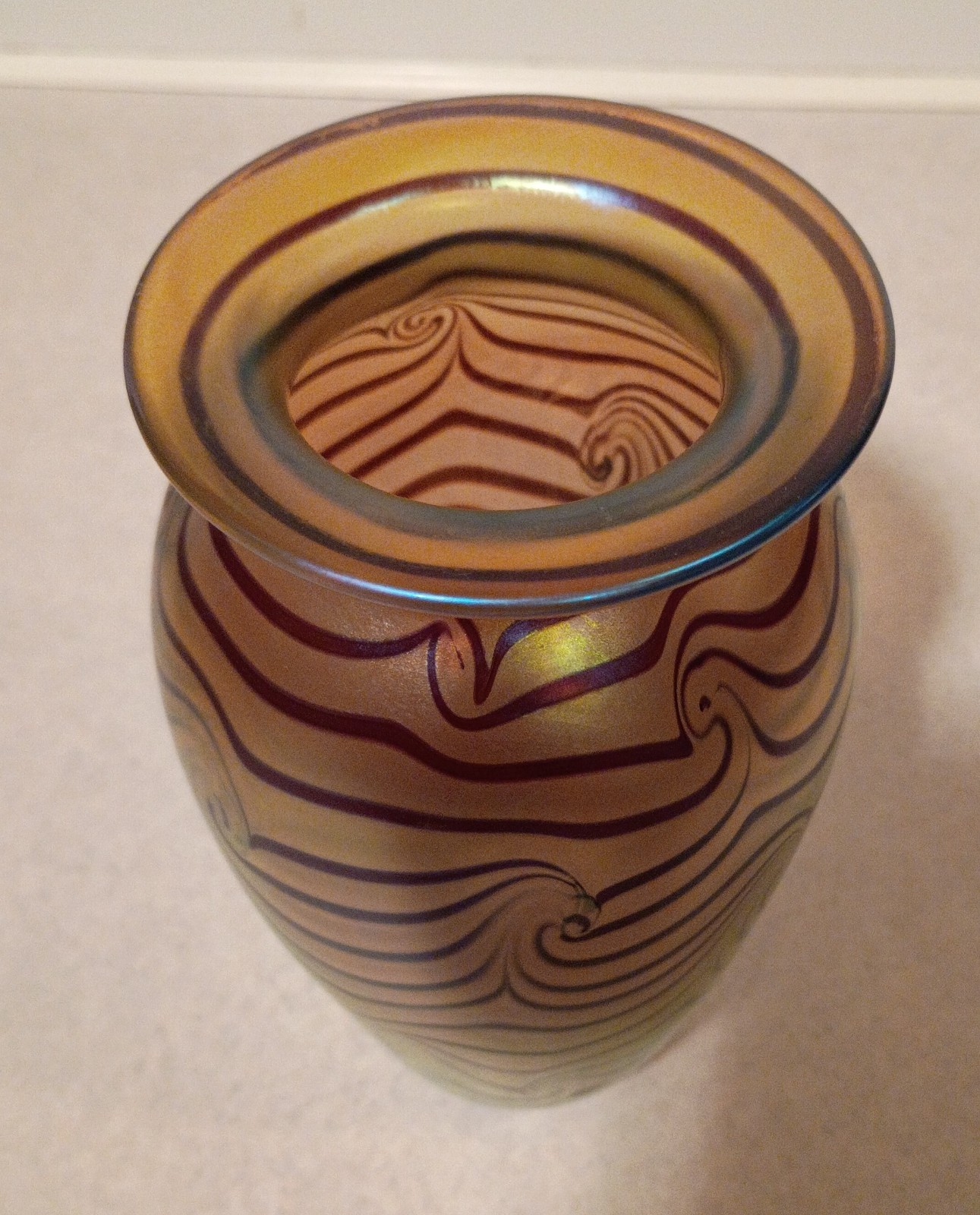 1994 Signed 6.25″ Robert Eickholt King Tut Iridescent Art Glass Vase