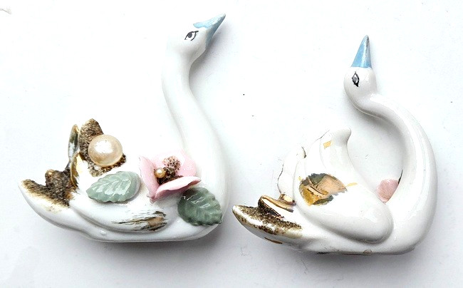 Pair of Porcelain Swans, about 2 3/4″ X 2 3/4″ X 1 3/4″ Similar to Capodimonte