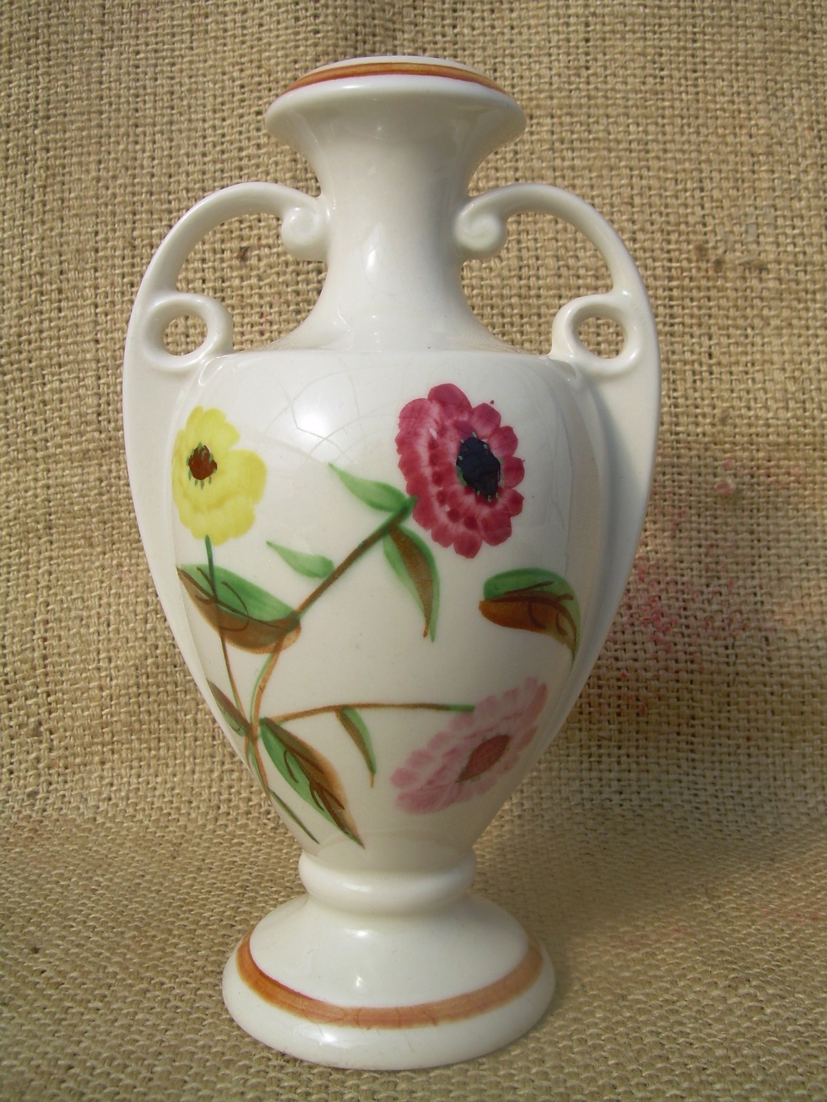 BLUE RIDGE SOUTHERN POTTERIES 8″ VASE~URN SHAPE~HANDLED~MUM SPRAY FLORAL~EUC