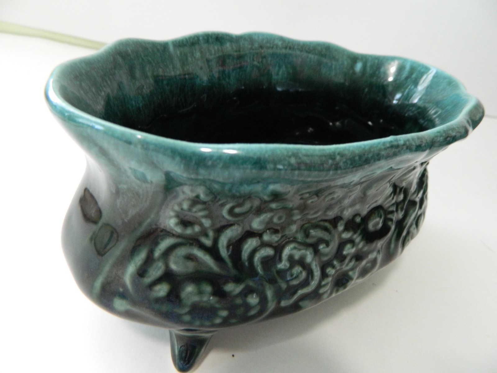 HULL USA # B32 OVAL PLANTER,SCULPTED FLORAL GREEN BLUE DRIP ART POTTERY 7″ LONG