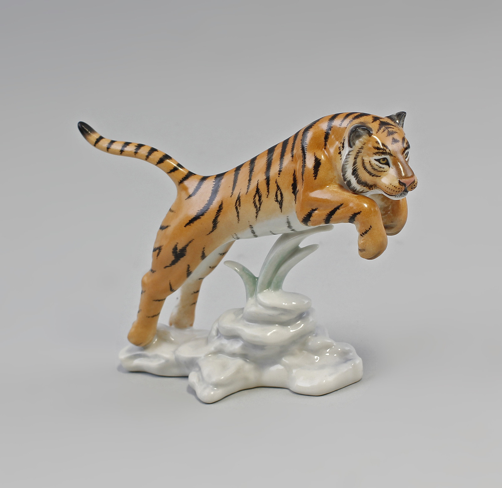 9944356-ds Porcelain Figurine Leaping Tiger Kämmer 6 5/16×4 11/16in