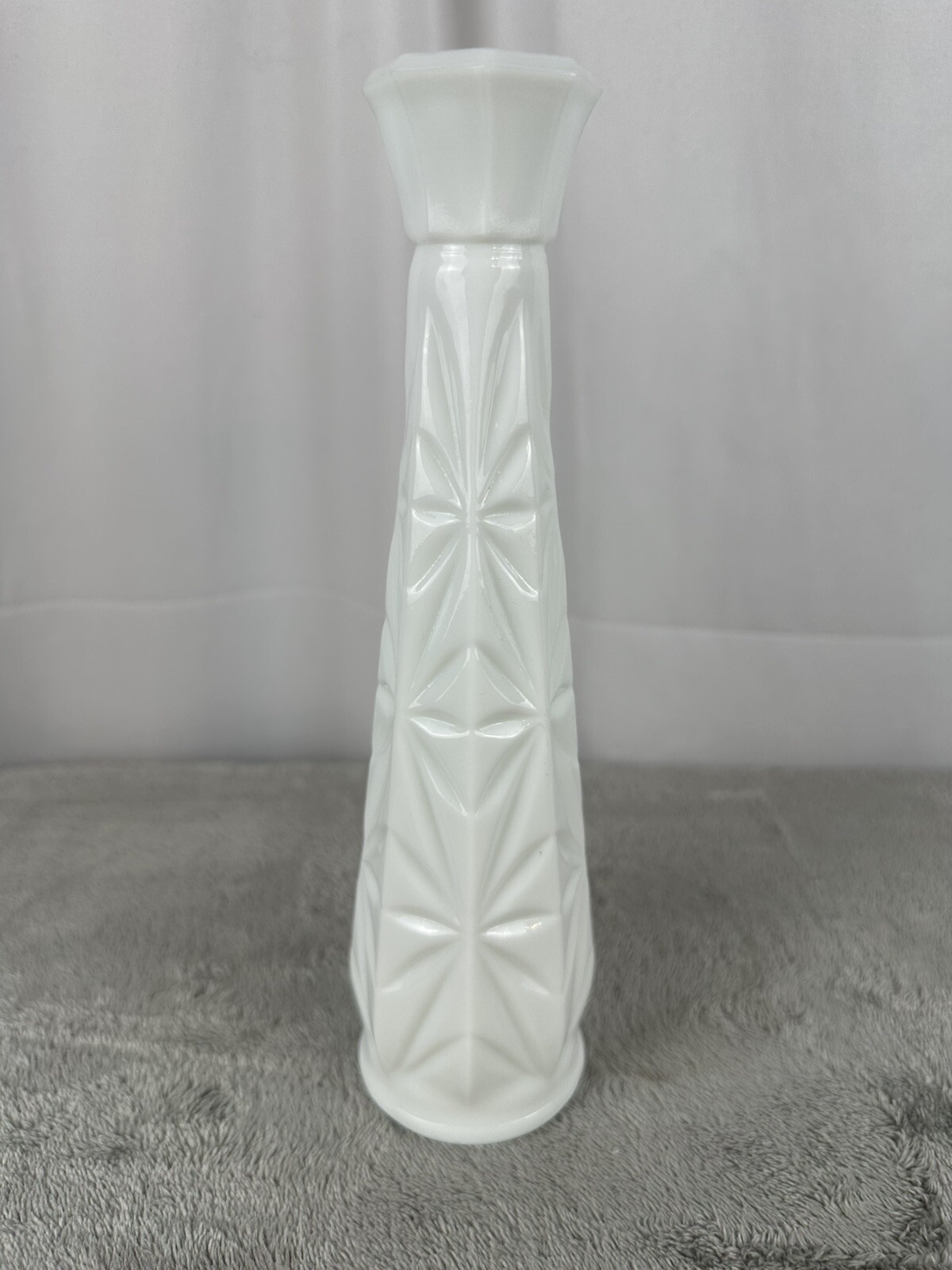 Hoosier Vase 9″ Milk Glass Starburst Design Flower Bud Vintage MCM Farm White
