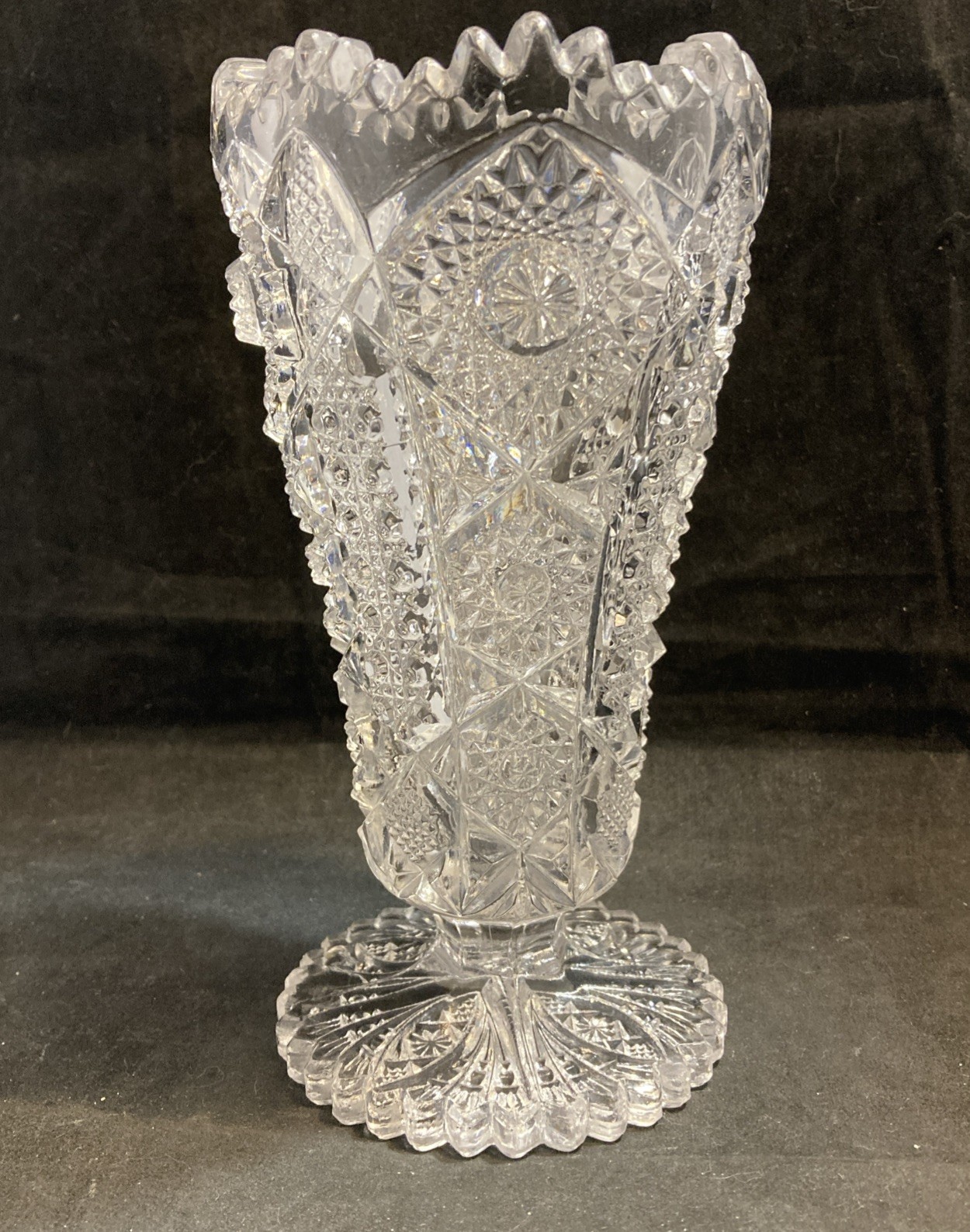 1950s Imperial Pressed Glass Daisy and Button Flower Vase 6 1/8″ Scalloped Feet