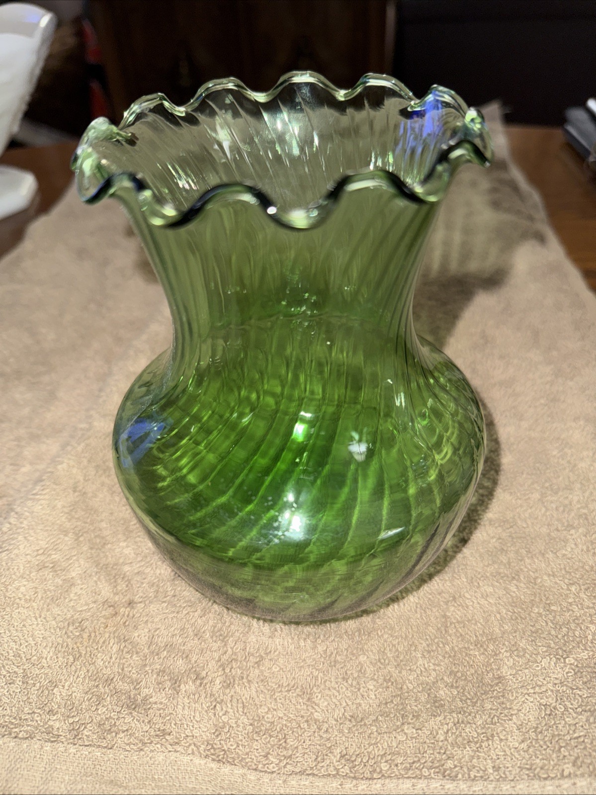 Vintage Green Art Glass Ruffled Ribbed Vase Bulbous Hand Blown 6” Scalloped Rim