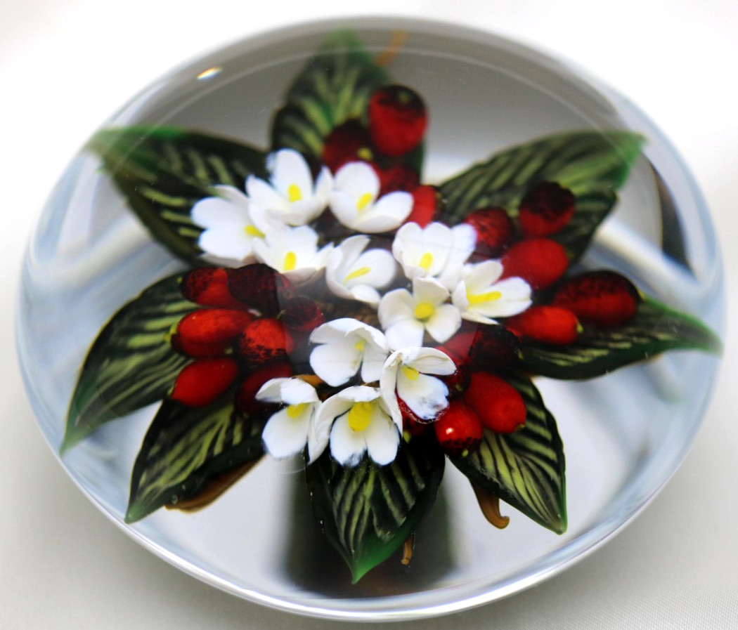 BEAUTIFUL Magnum RICK AYOTTE Flowers & Berries BOUQUET Art Glass PAPERWEIGHT