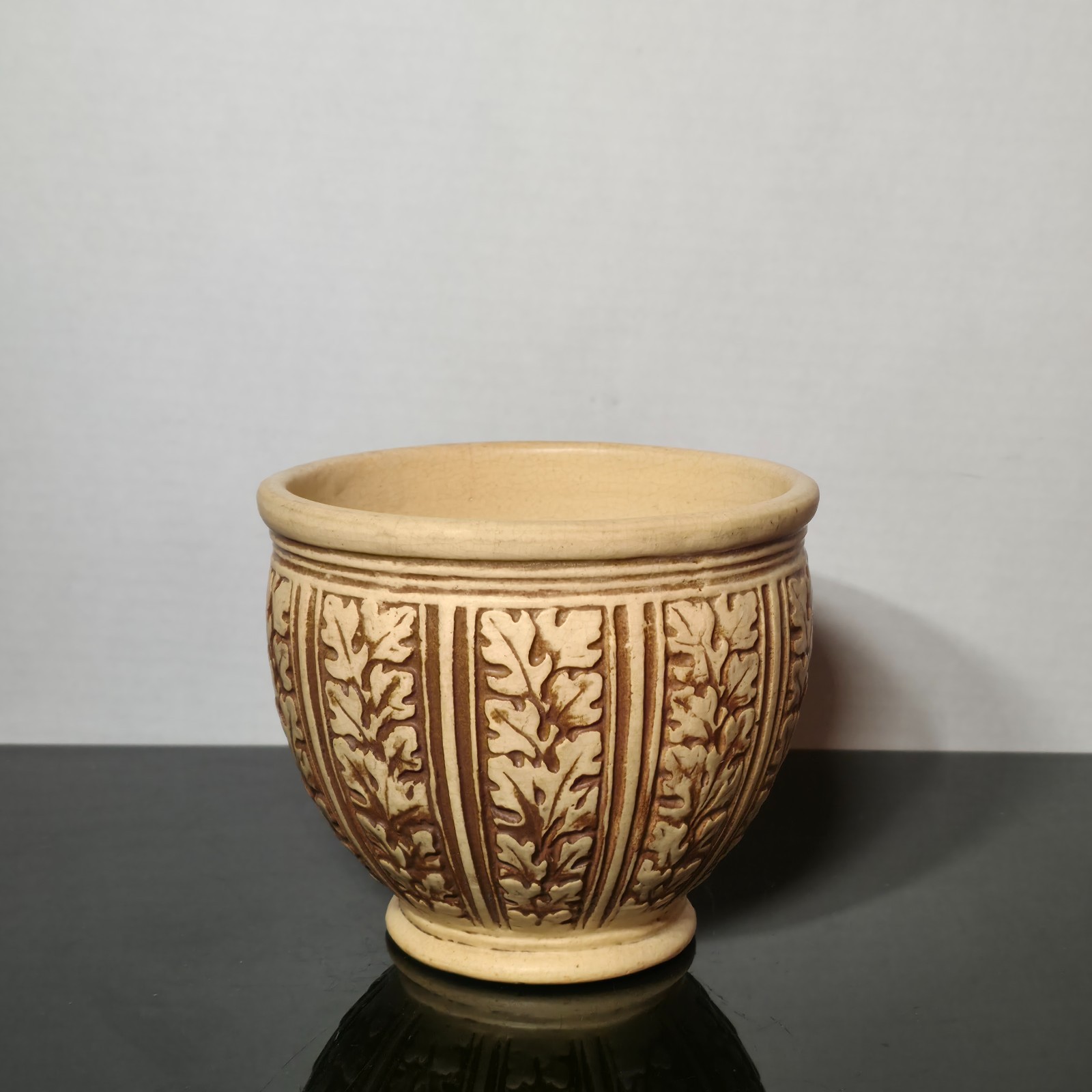 Weller Pottery Clinton Ivory Oak Leaf Planter