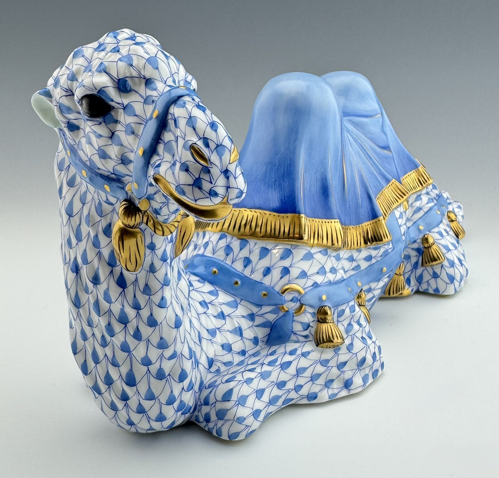 🦋 MINT HEREND Large 9.5” CAMEL Classic Kingdom Blue Fishnet Figurine