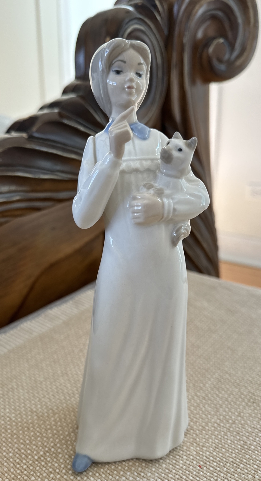 Tengra Porcelain Girl Scolding Kitten Cat Figurine HandMade in Spain 8 3/4″ Tall