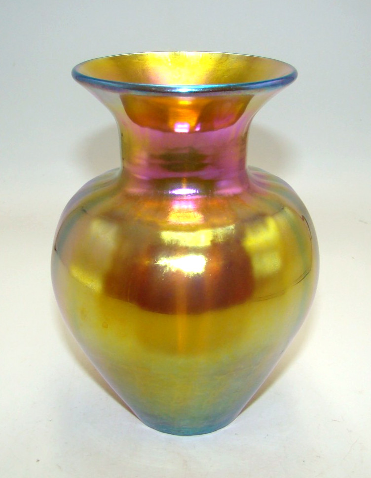 Lundberg Studios Gold Iridescent Glass 5 3/4″ Ribbed Vase