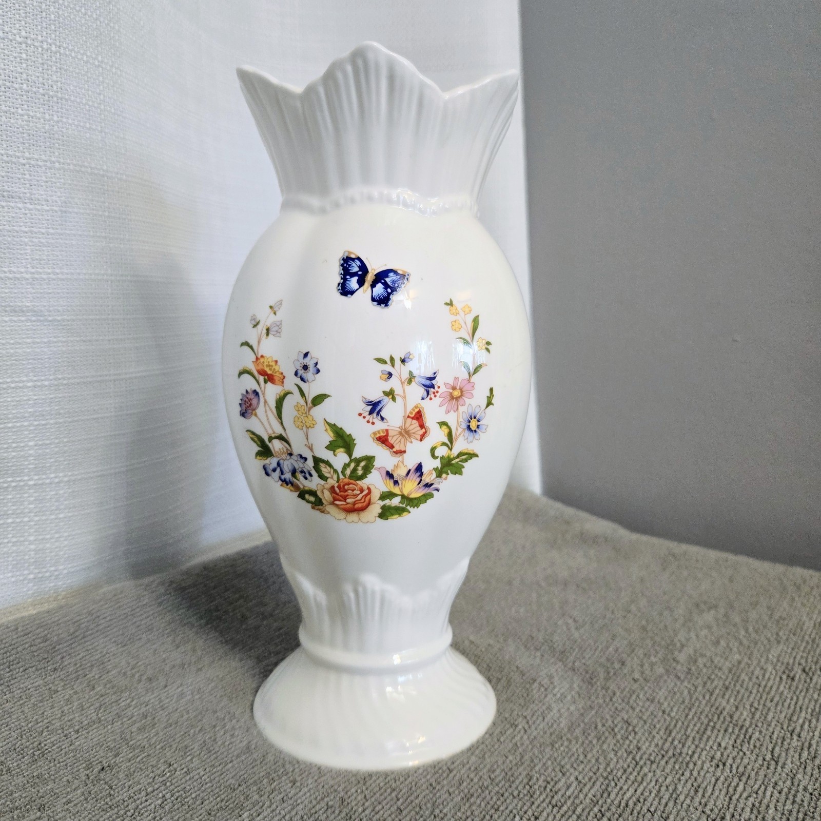 Aynsley Cottage Garden Flower Vase 9.5″ Bone China Butterflies Floral Bouquet