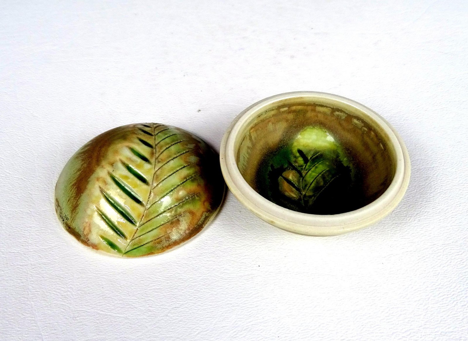 ASIAN STUDIO ART POTTERY WHEELTHROWN LEAF ETCHES DRIP GLAZE 1 5/8″ PILL BOX