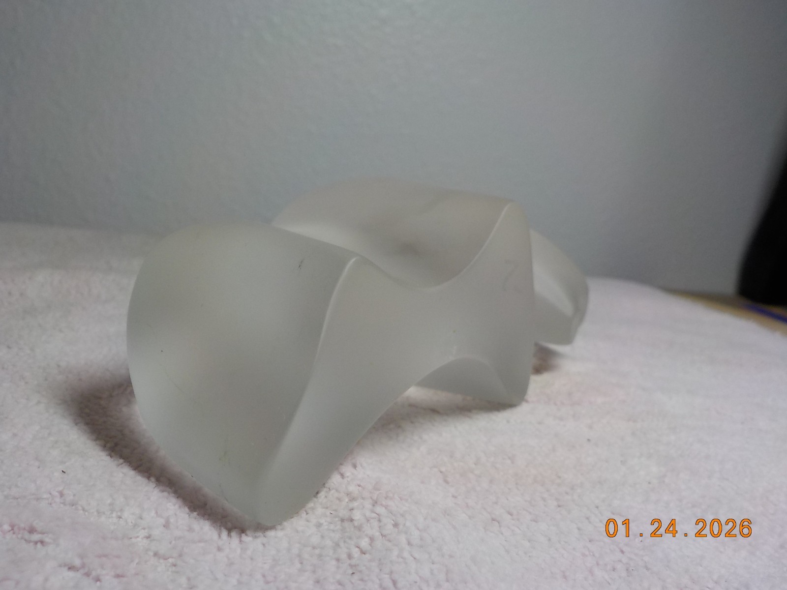 FROSTED/SATIN ART GLASS ABSTRACT BISON/BUFFALO FIGURINE 1 LB 5 OZ 2 7/8″ T