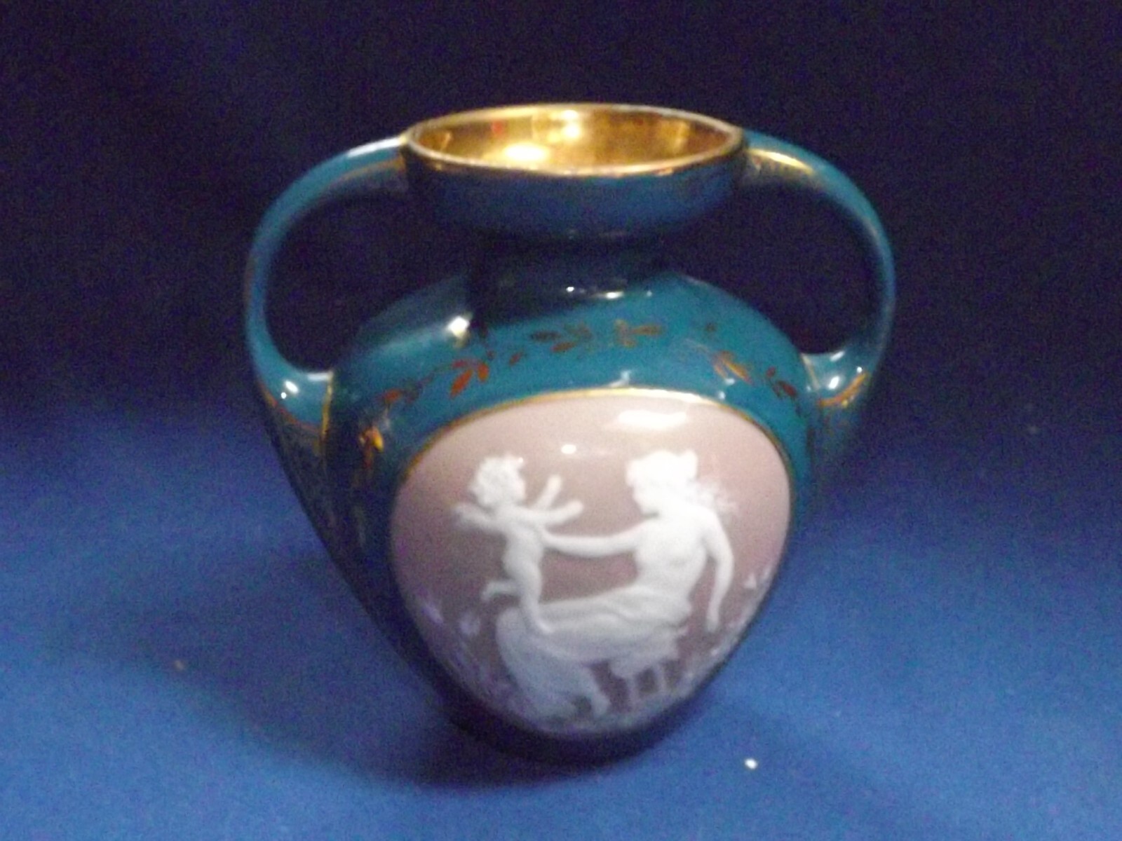 Gebruder Heubach Schutz Marke Pate-Sur-Pate Cameo Vase 4 1/4″ Made In Germany