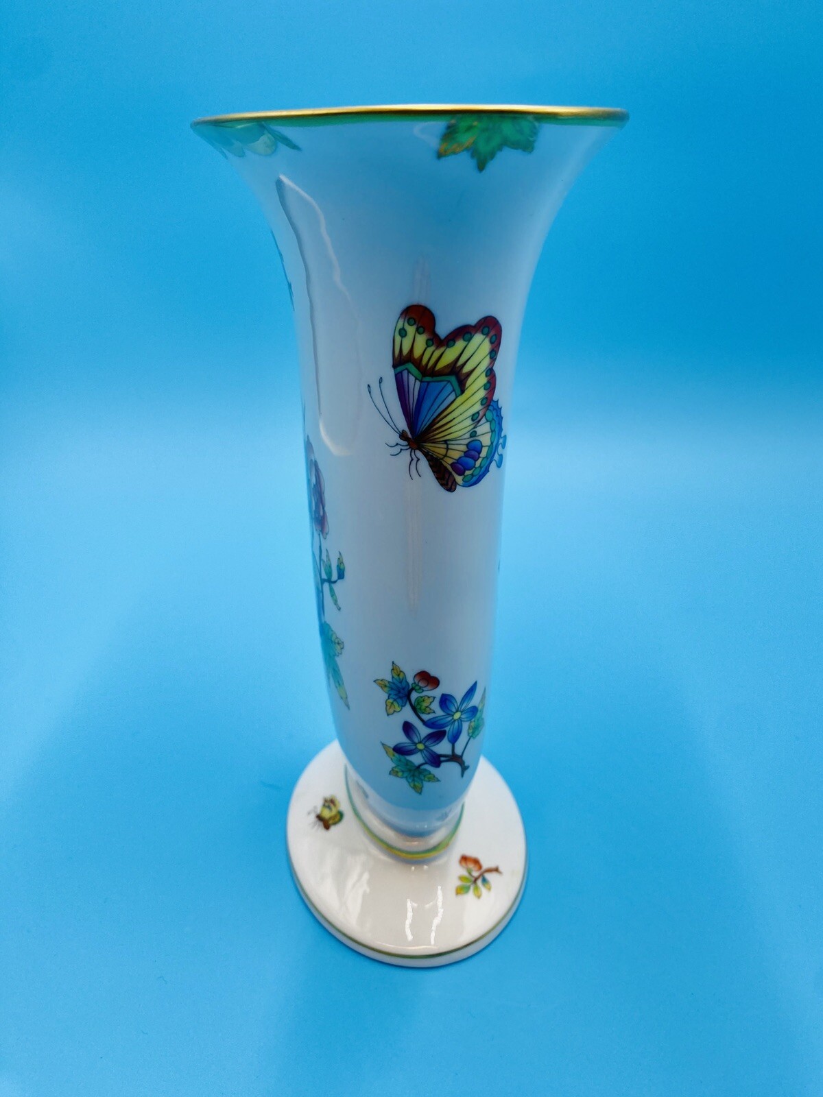 HEREND PORCELAIN HANDPAINTED QUEEN VICTORIA VASE 6777/VBO