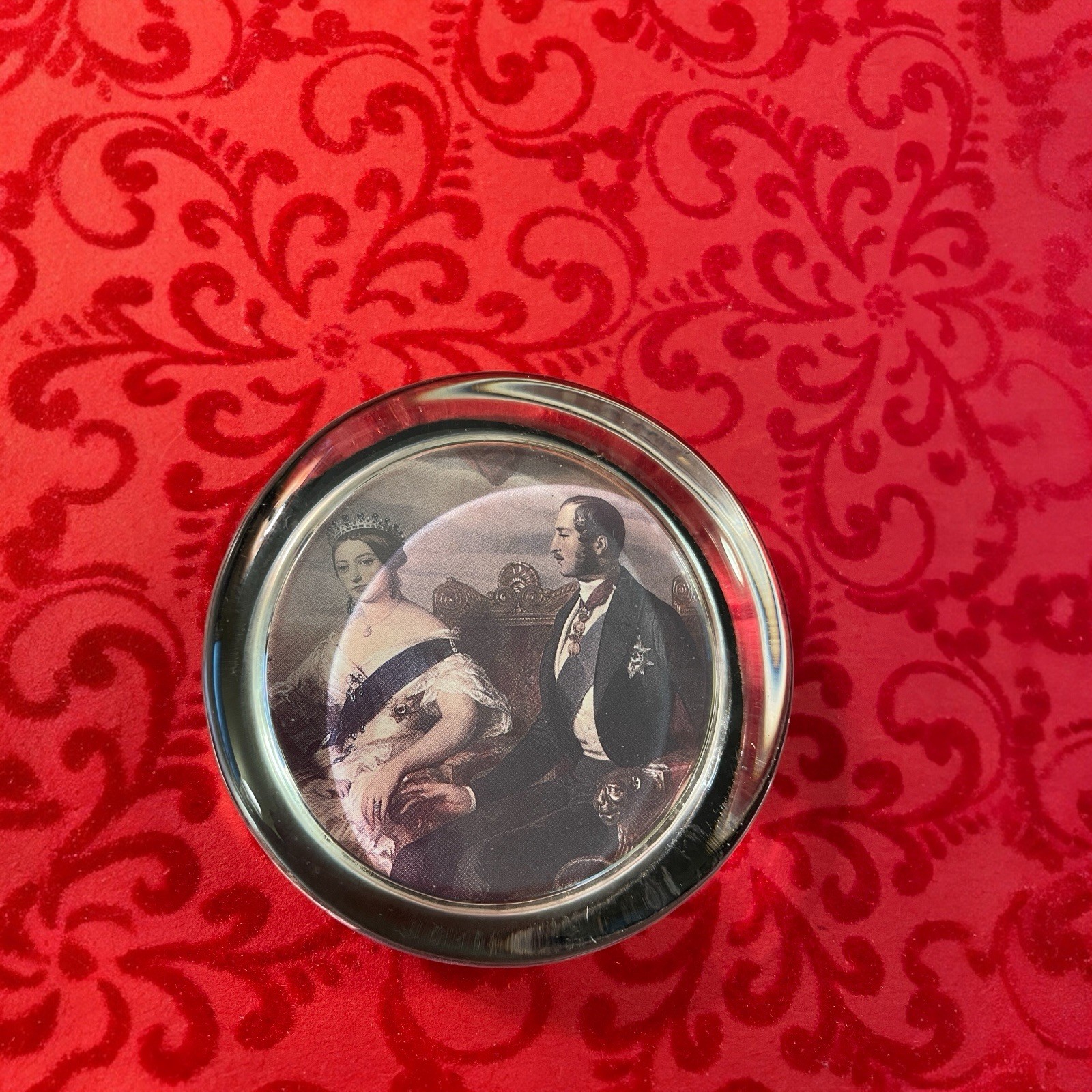 V & A Museum Queen Victoria Albert Royal Family Glass Paperweight 2 3/4″ Vntge