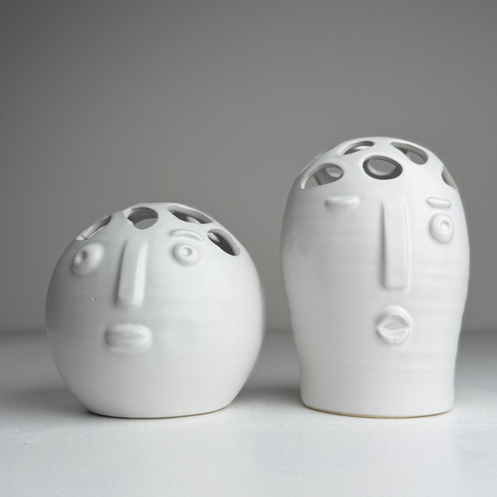 Set Of 2 Picasso Style Bud Vase White Pottery Faces 4.5/5,5″ Tall