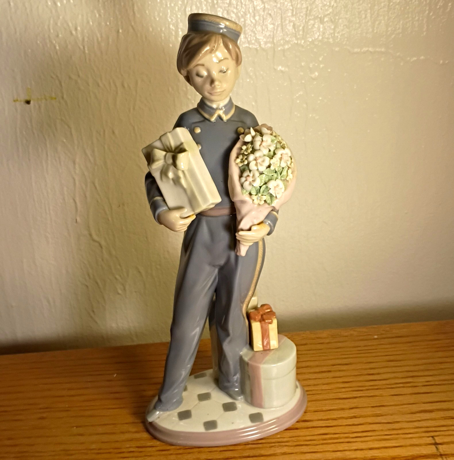 Lladró 5783 Porcelain Boy Flowers Bouquet, Hand Painted Signed Special Delivery
