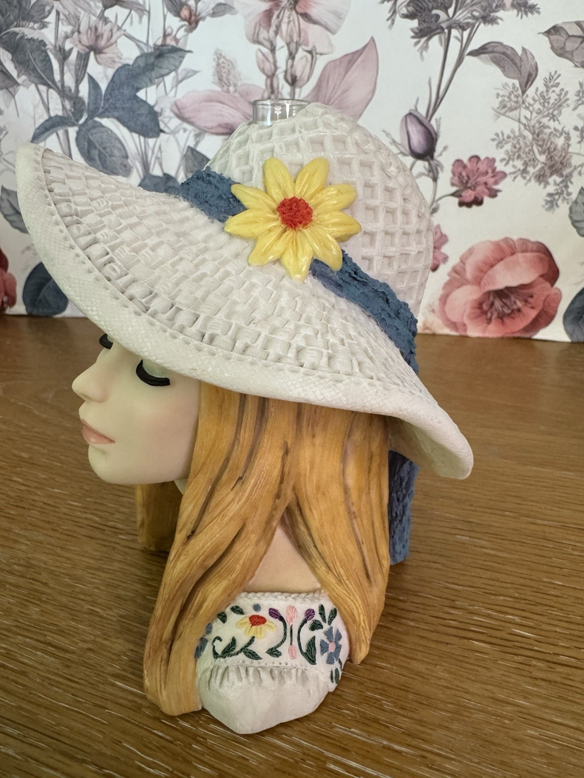 Cameo Girls Eve 1973 “Folkfest Finery” Lady Vase