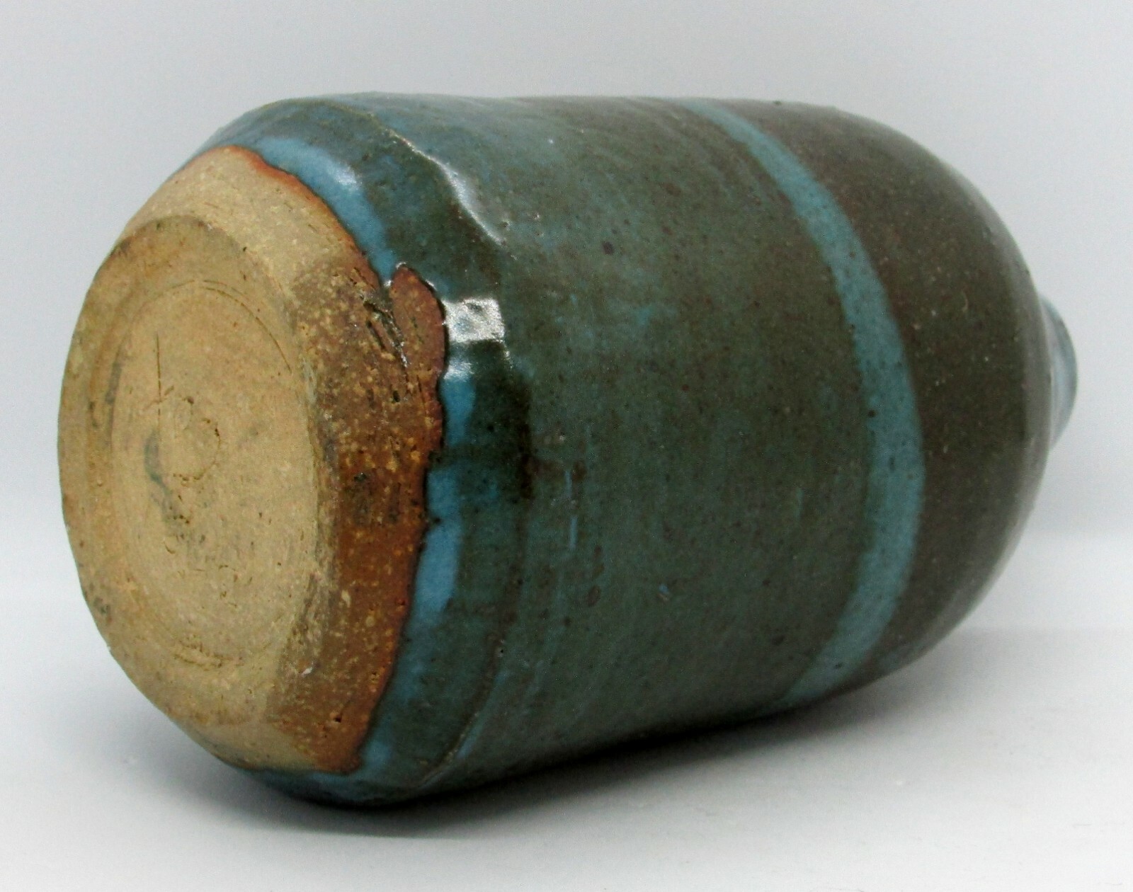 Heavy Vessel w/ Inclining Straight Edge Walls Pointing Up to Mouth