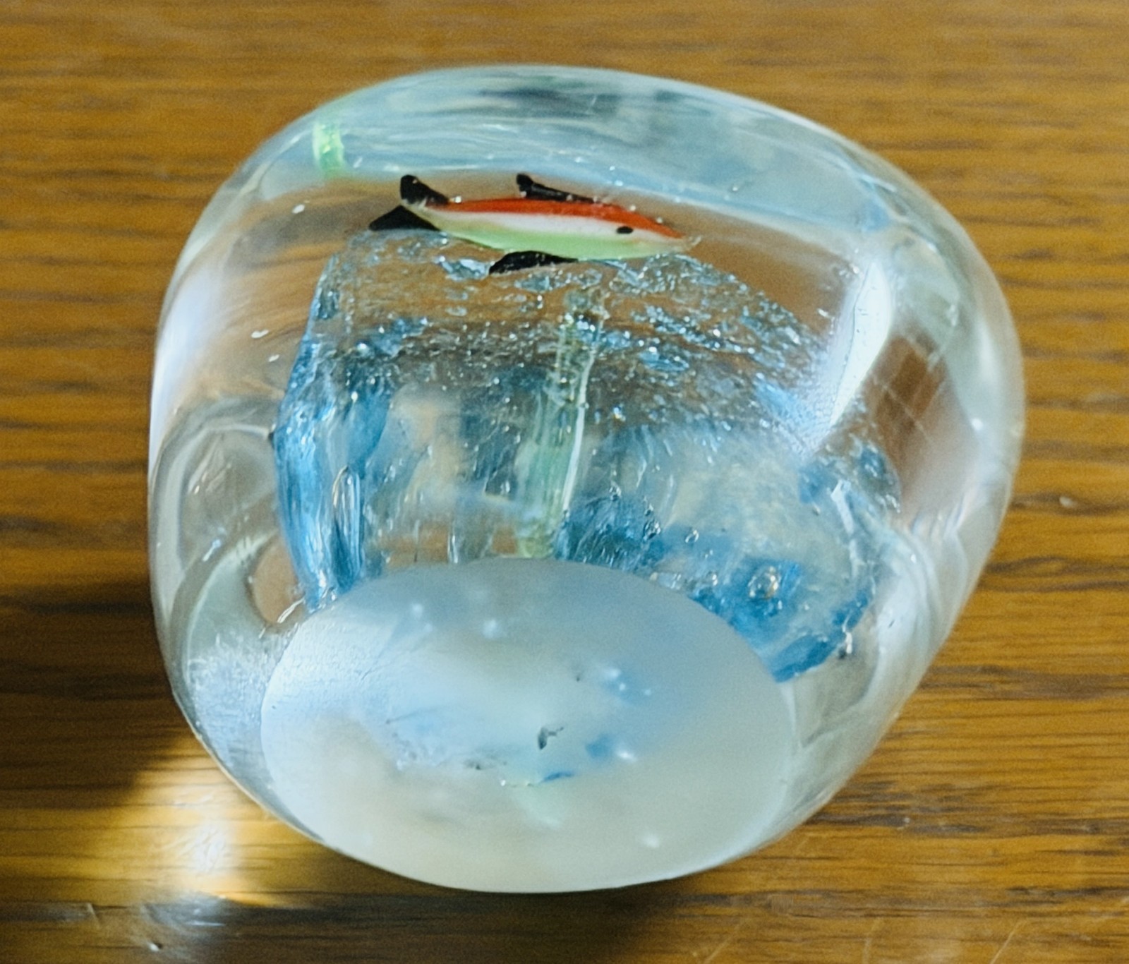 FISH PAPERWEIGHT CLEAR GLASS 2.5 x 2.5 Small Aquarium Blue Sea Water Bubbles