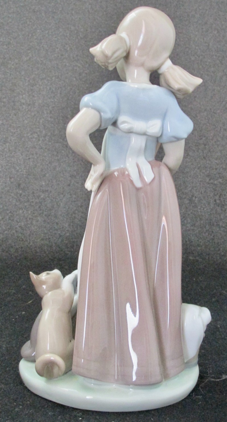 Lladro GIRL WITH PLAYFUL KITTENS figurine, 6 1/8” h., #5232