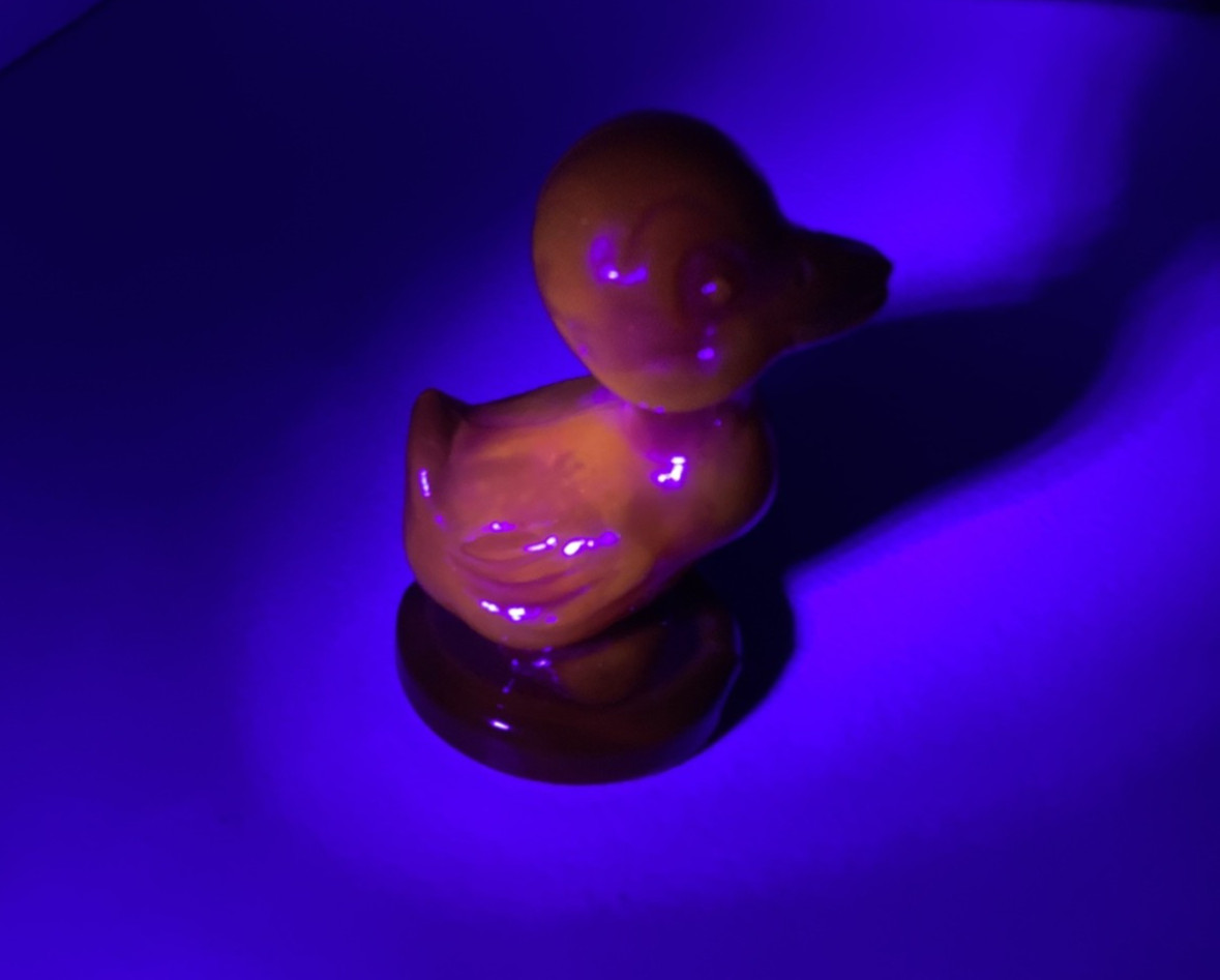 Vintage Boyd Art Glass Debbie Duck Figurine Tomato Slag Cadmium Glow 2.5” Tall