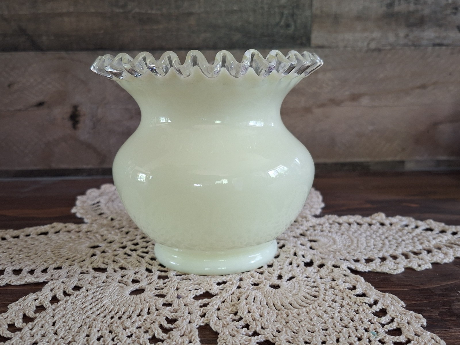 Fenton Vintage 1940’s Ivory Crest Uranium Bowl/Vase 5″ with Crimped Edge