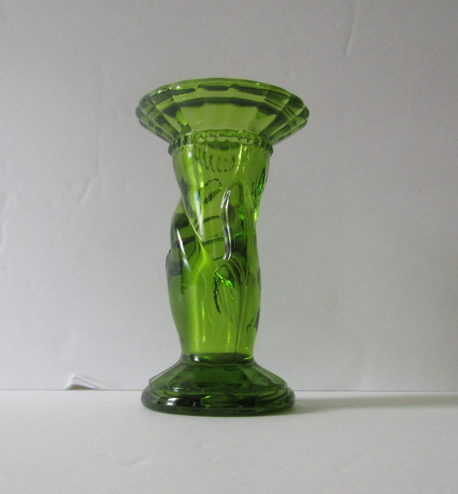Fenton Art Glass Green Hand Holding Liberty Torch Bud Posey Bud 4″ Vase
