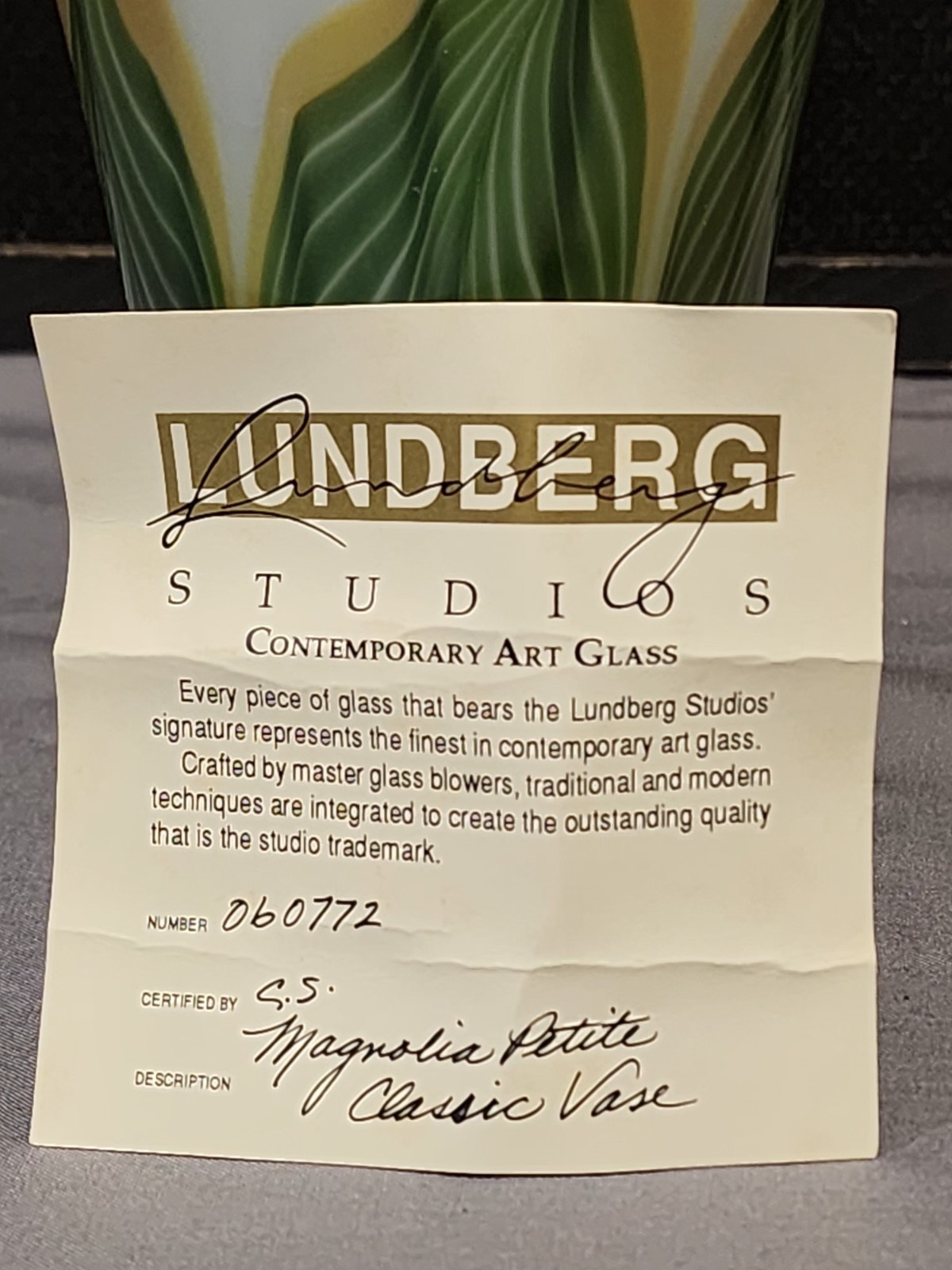 2000 Lundberg Studios Magnolia Petite Green Gold Aurene Vase 7 3/8″
