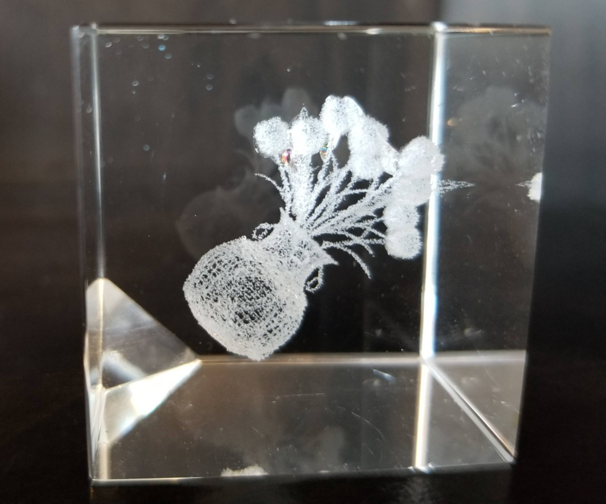 Crystal Impressions Laser Art Glass Paperweight Bouquet of Roses 1.5 inches