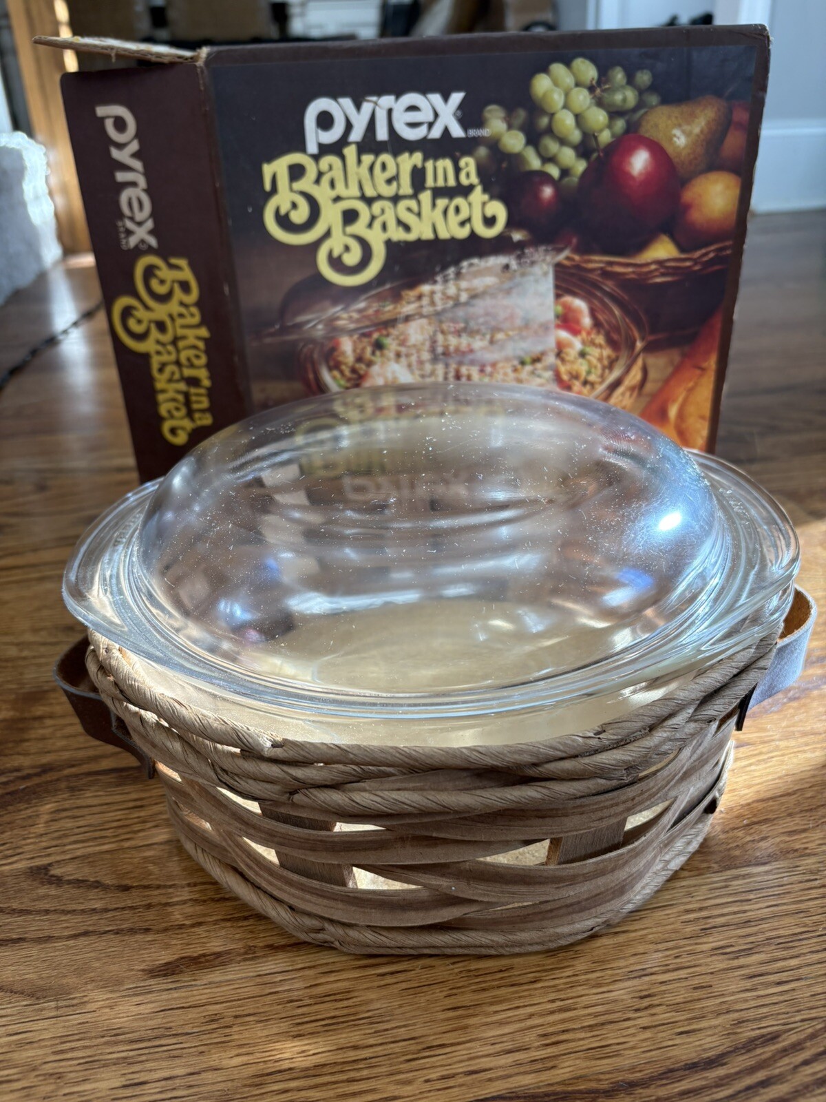 Pyrex Baker In A Basket 2 Qt Casserole & Woven Basket Holder