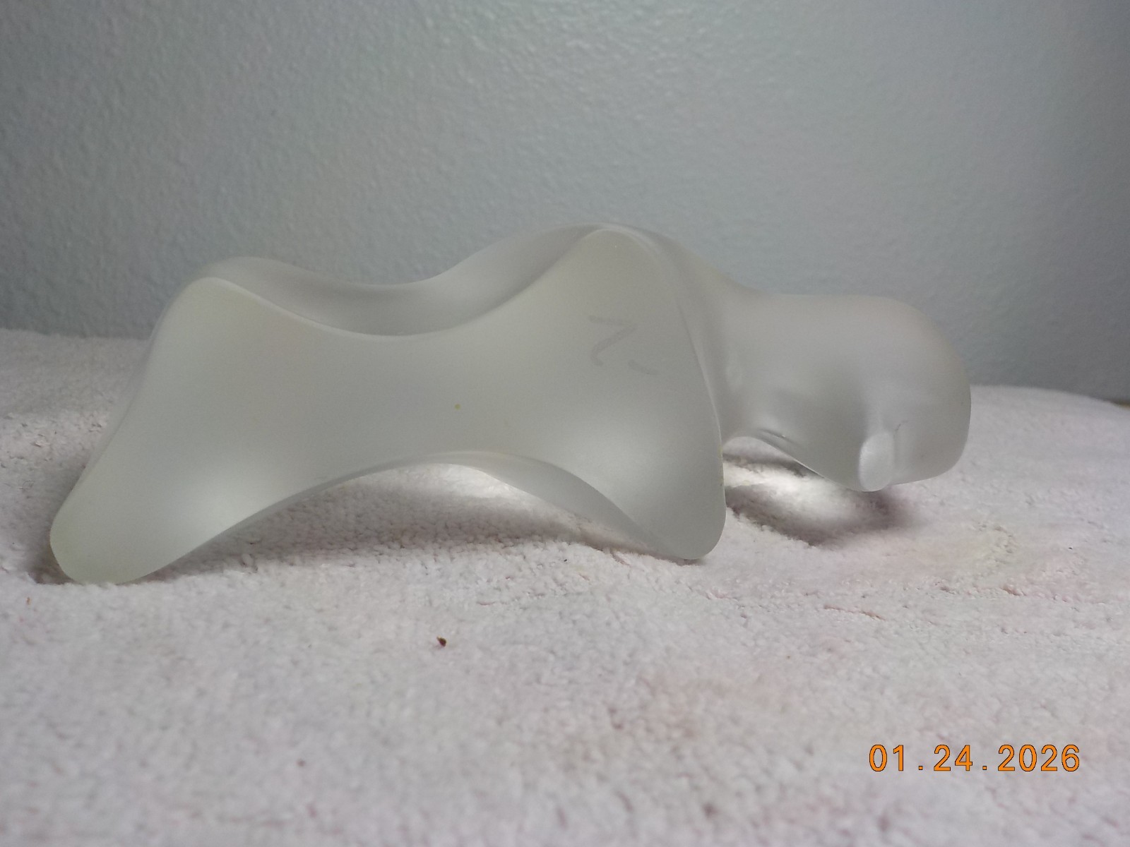 FROSTED/SATIN ART GLASS ABSTRACT BISON/BUFFALO FIGURINE 1 LB 5 OZ 2 7/8″ T