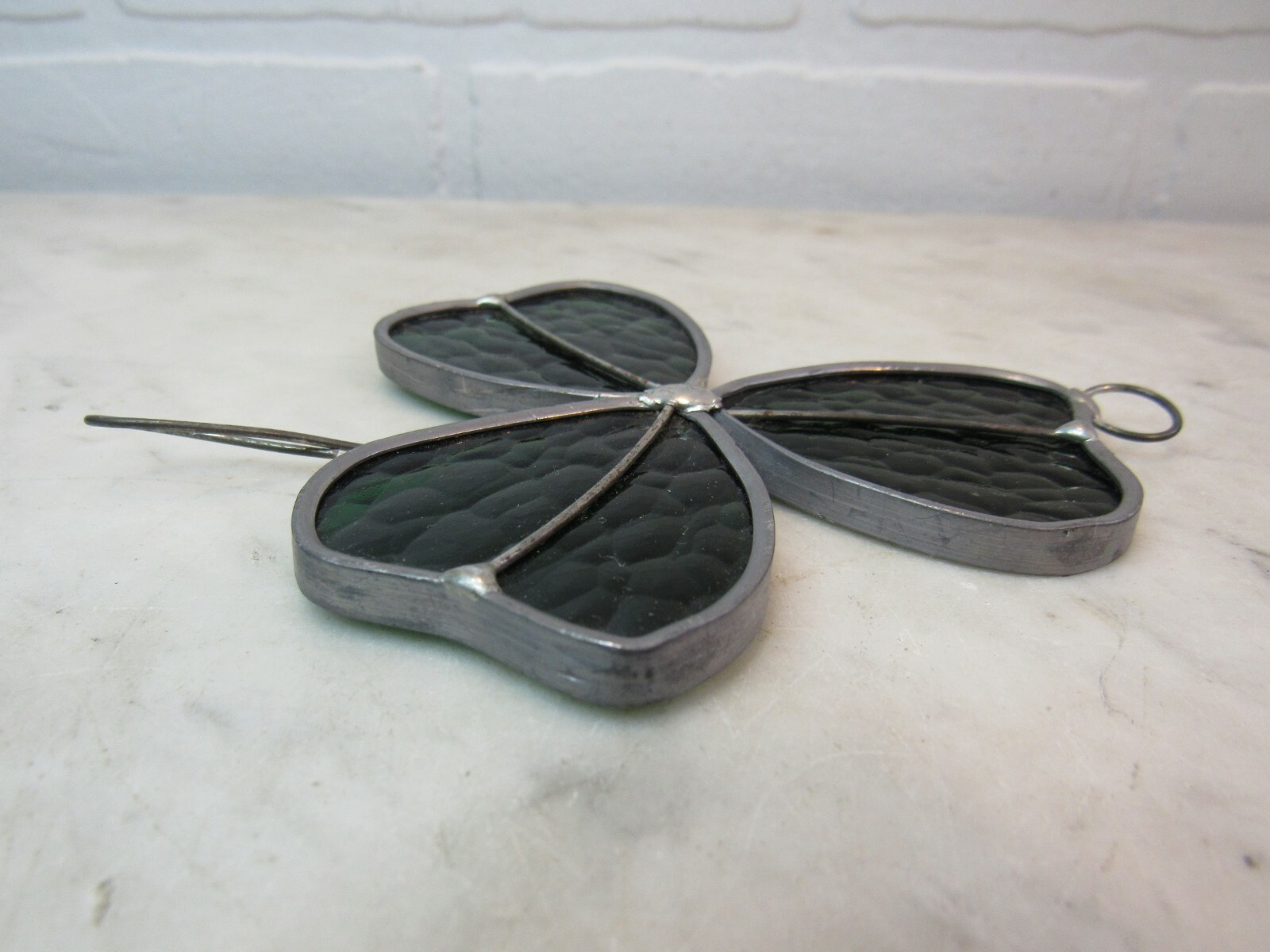 VINTAGE STAINED GLASS GREEN SHAMROCK CLOVER SUNCATCHER 5 1/4 X 3 1/4″