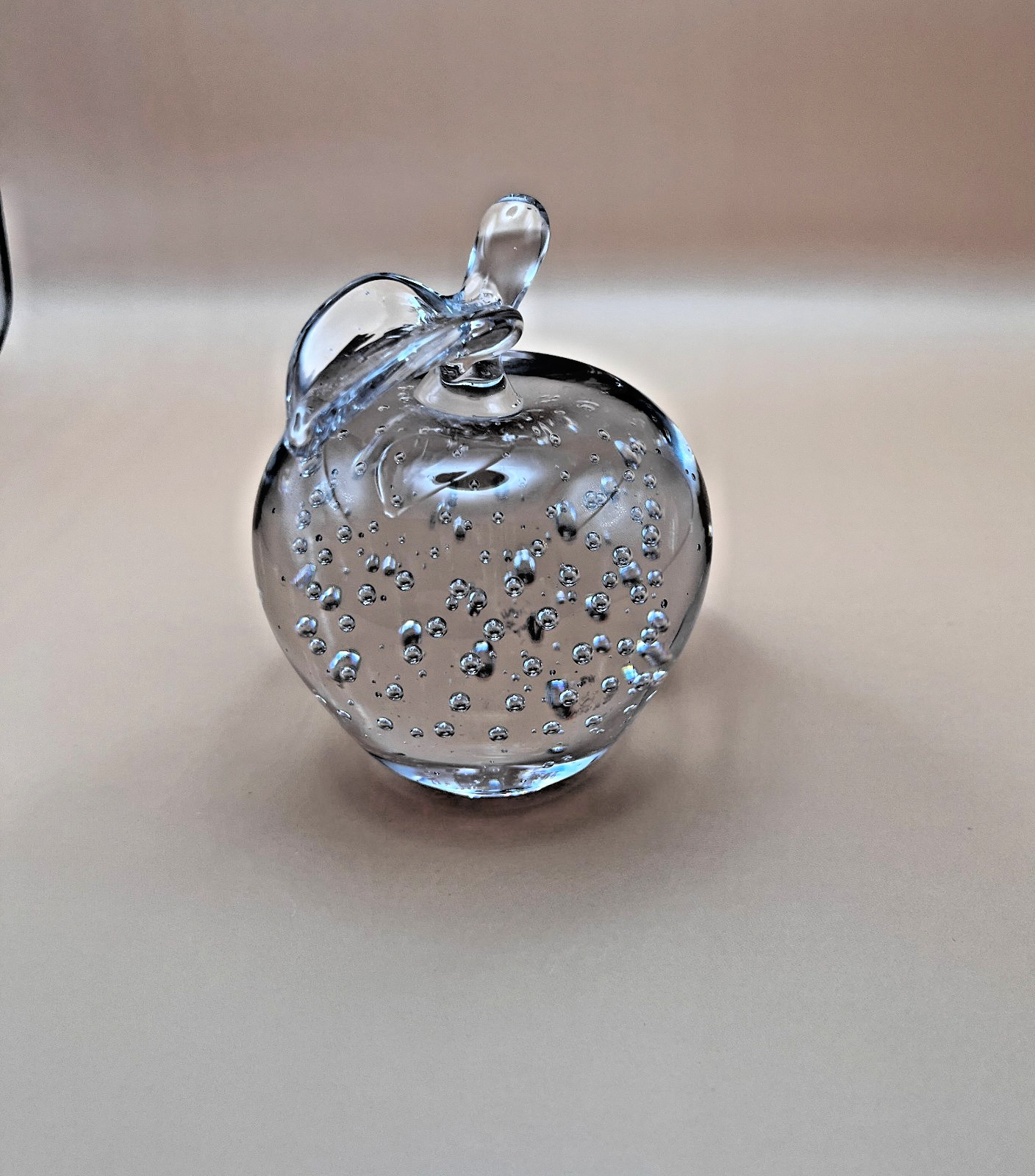 Vtg Art Glass Apple Paperweight Bubbles Crystal Clear 4″ School Teacher Gift