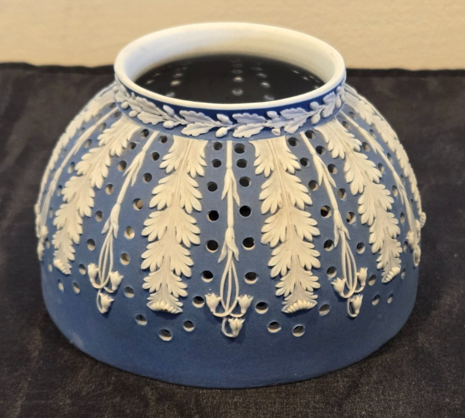 Wedgwood Jasperware Lamp Shade – Hightower Collection – Texas Exhibit 2012