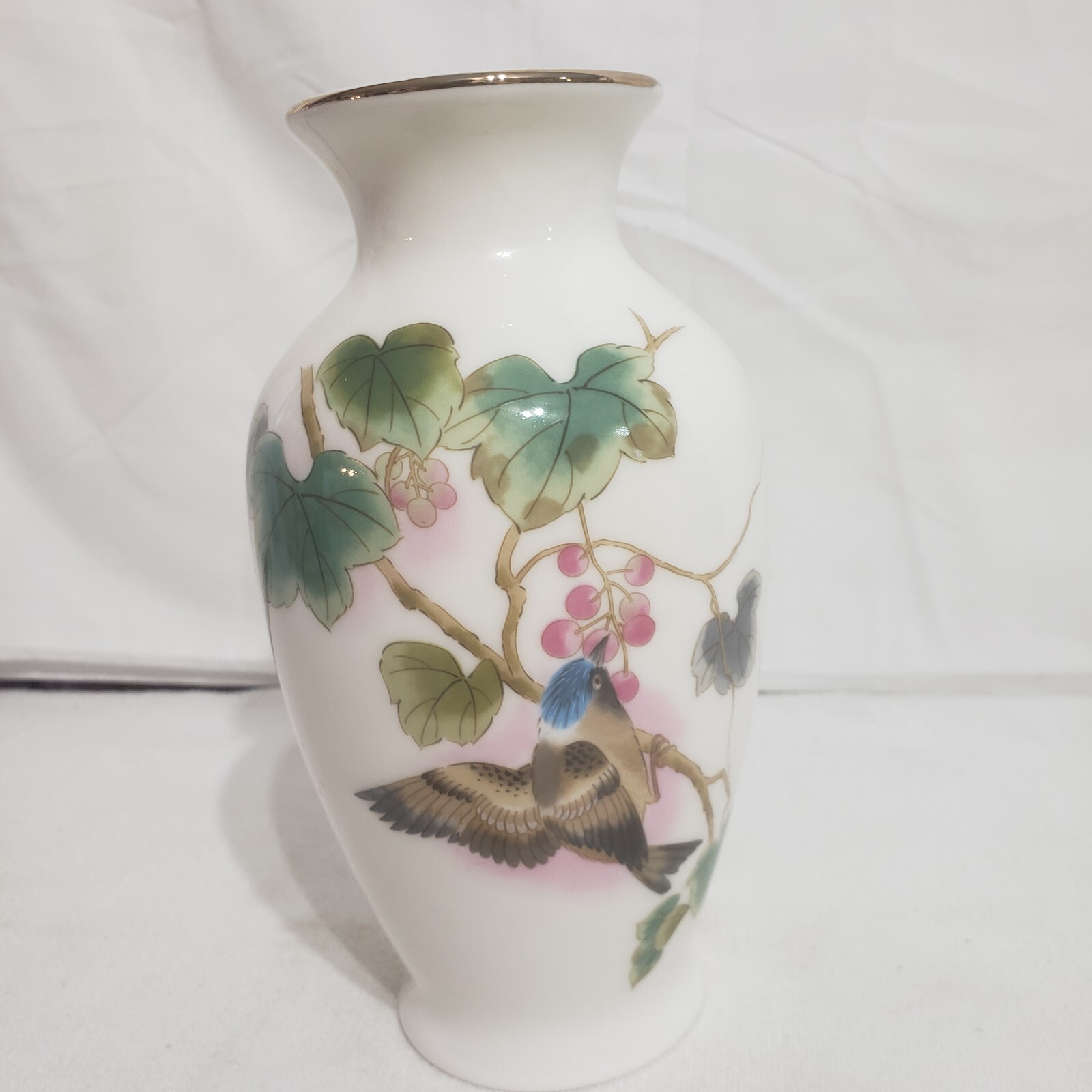 Ming Tao Vase Urn Ginger Jar hand painted bird eating berries 7 inch