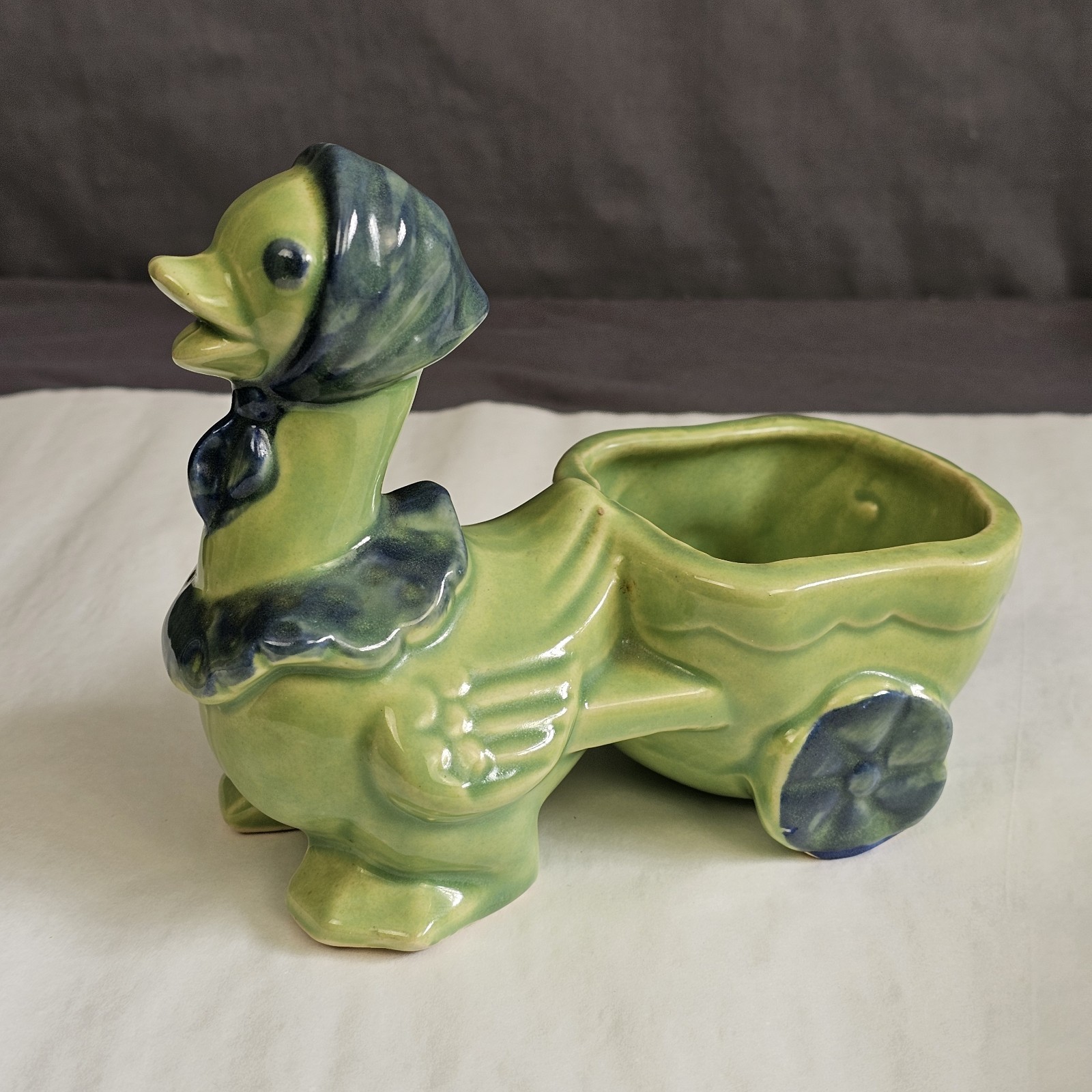 Vintage Shawnee – Green Duck Pulling Wagon Planter 752 – blue detail – USA