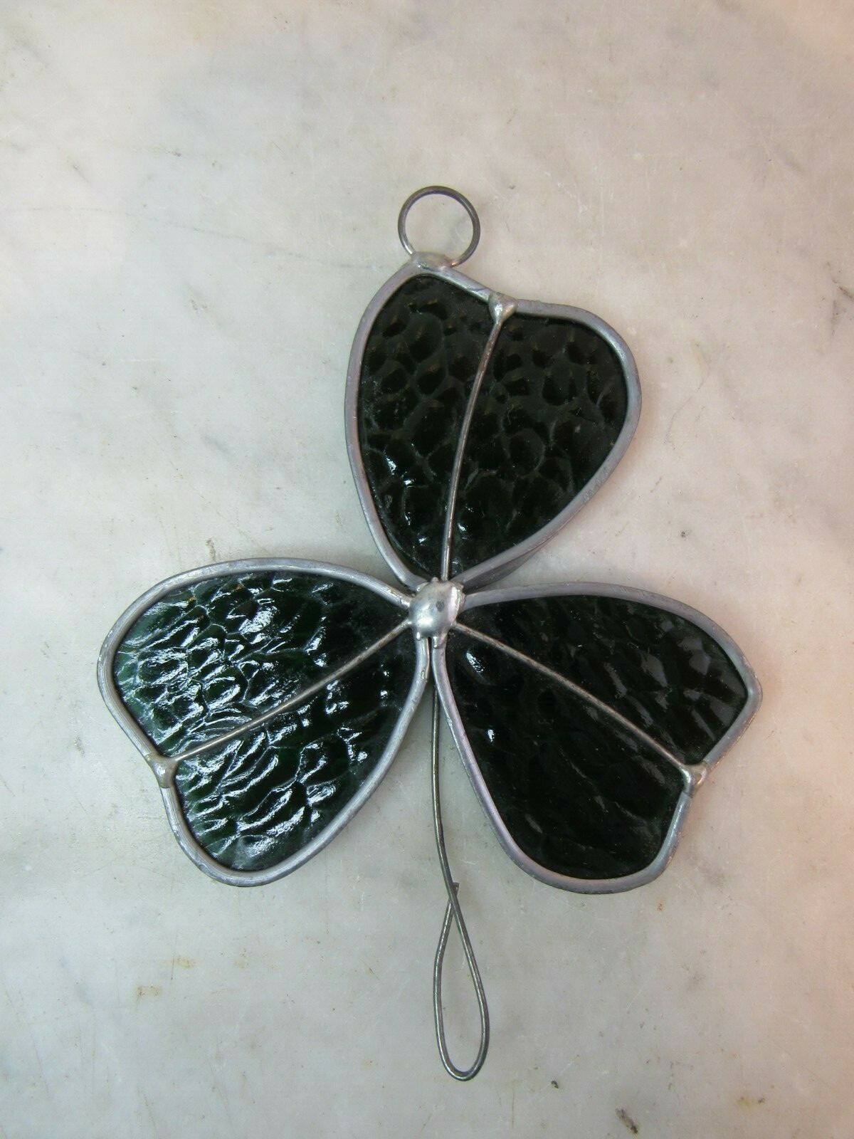 VINTAGE STAINED GLASS GREEN SHAMROCK CLOVER SUNCATCHER 5 1/4 X 3 1/4″